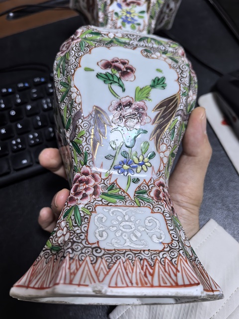 古玩陶瓷粉彩花卉紋八方瓶真品鑒賞圖