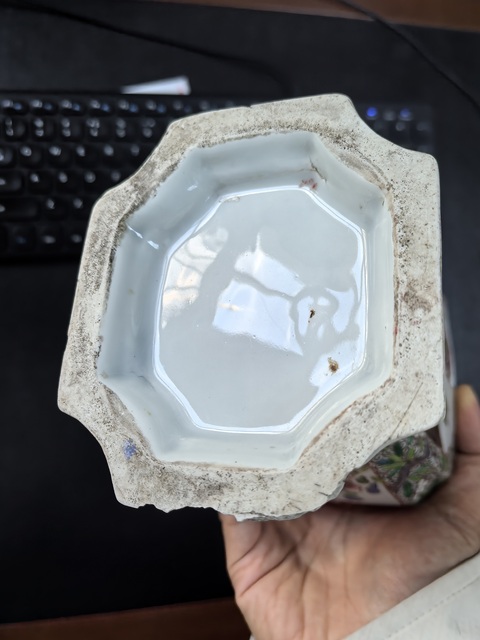 古玩陶瓷粉彩花卉紋八方瓶真品鑒賞圖