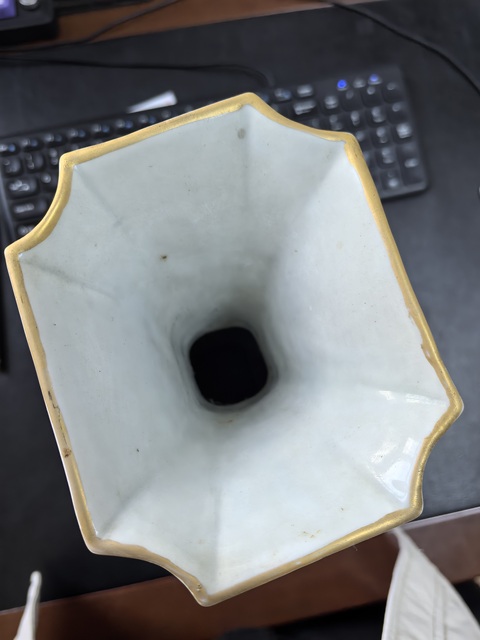 古玩陶瓷粉彩花卉紋八方瓶真品鑒賞圖