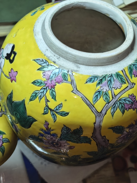古玩陶瓷黃地粉彩人物故事紋罐真品鑒賞圖