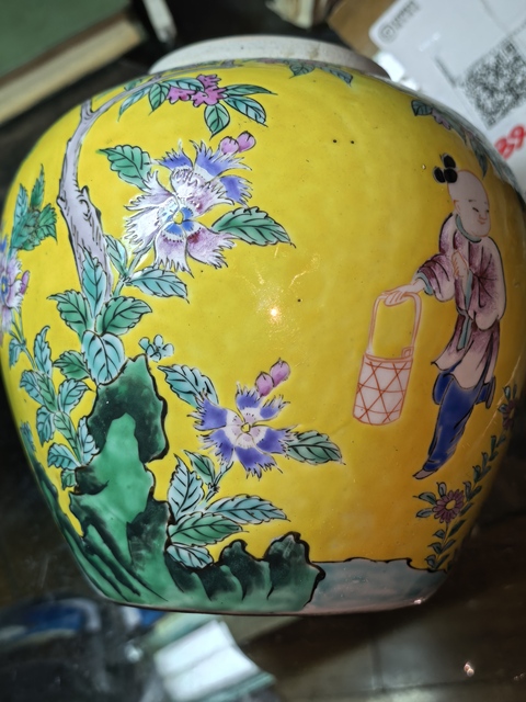 古玩陶瓷黃地粉彩人物故事紋罐真品鑒賞圖