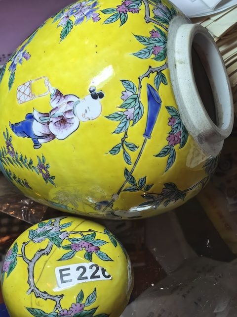 古玩陶瓷黃地粉彩人物故事紋罐真品鑒賞圖