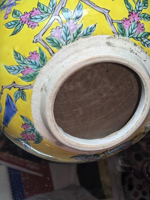 古玩陶瓷黃地粉彩人物故事紋罐真品鑒賞圖