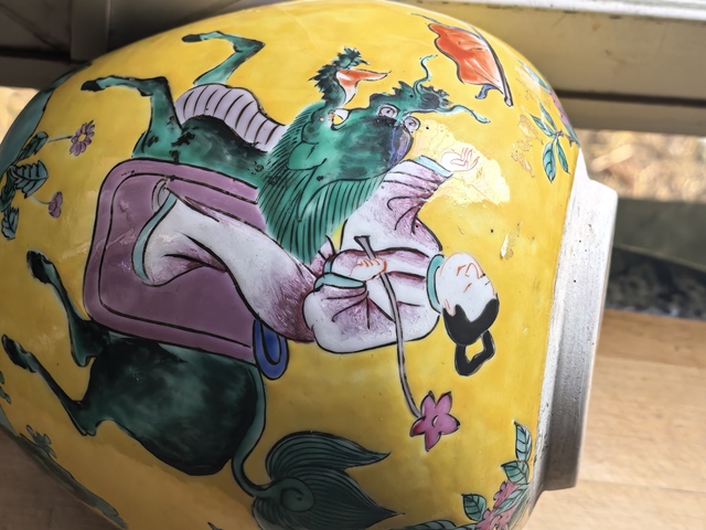 古玩陶瓷黃地粉彩人物故事紋罐真品鑒賞圖