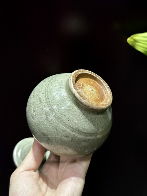 古玩陶瓷龍泉青瓷刻花撇口瓶真品鑒賞圖