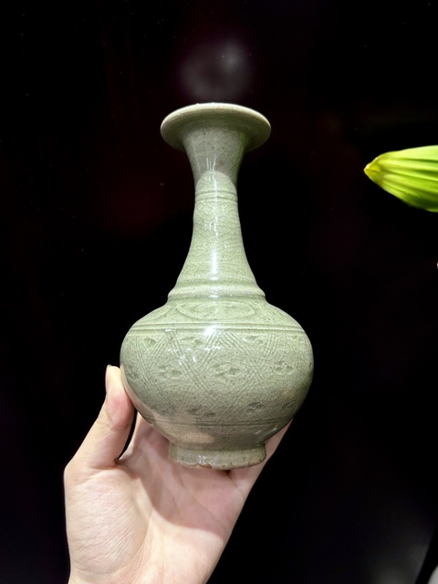 古玩陶瓷龍泉青瓷刻花撇口瓶真品鑒賞圖