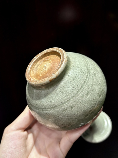 古玩陶瓷龍泉青瓷刻花撇口瓶真品鑒賞圖