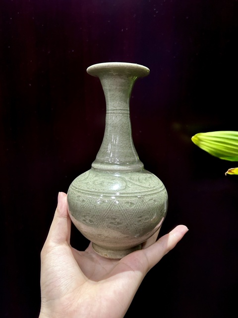 古玩陶瓷龍泉青瓷刻花撇口瓶真品鑒賞圖