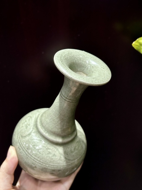 古玩陶瓷龍泉青瓷刻花撇口瓶真品鑒賞圖