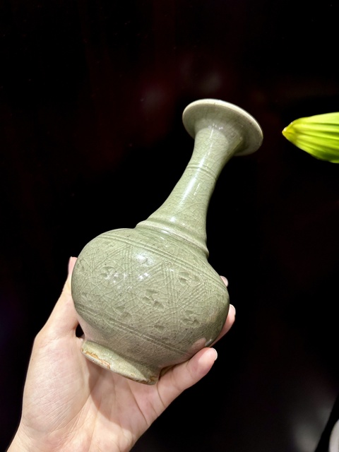 古玩陶瓷龍泉青瓷刻花撇口瓶真品鑒賞圖