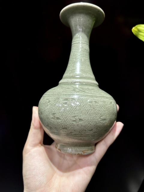 古玩陶瓷龍泉青瓷刻花撇口瓶真品鑒賞圖