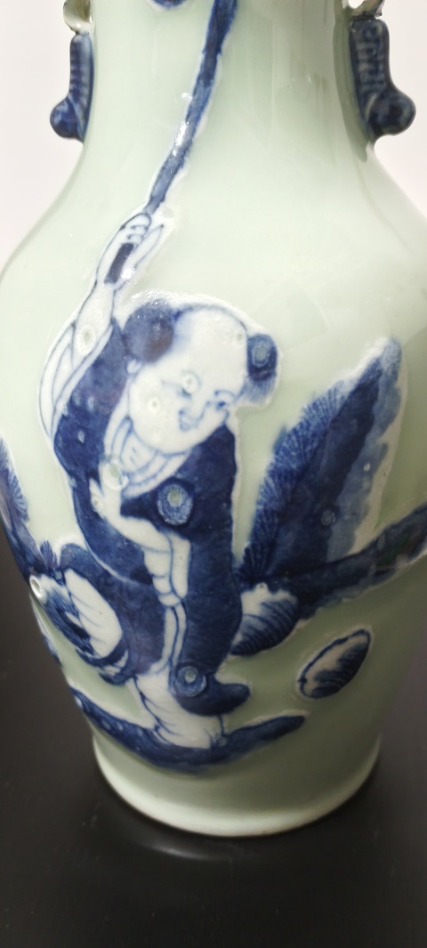 古玩陶瓷豆青釉青花瓶真品鑒賞圖