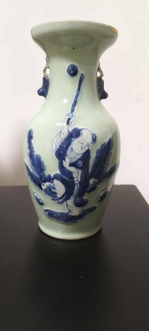 古玩陶瓷豆青釉青花瓶真品鑒賞圖