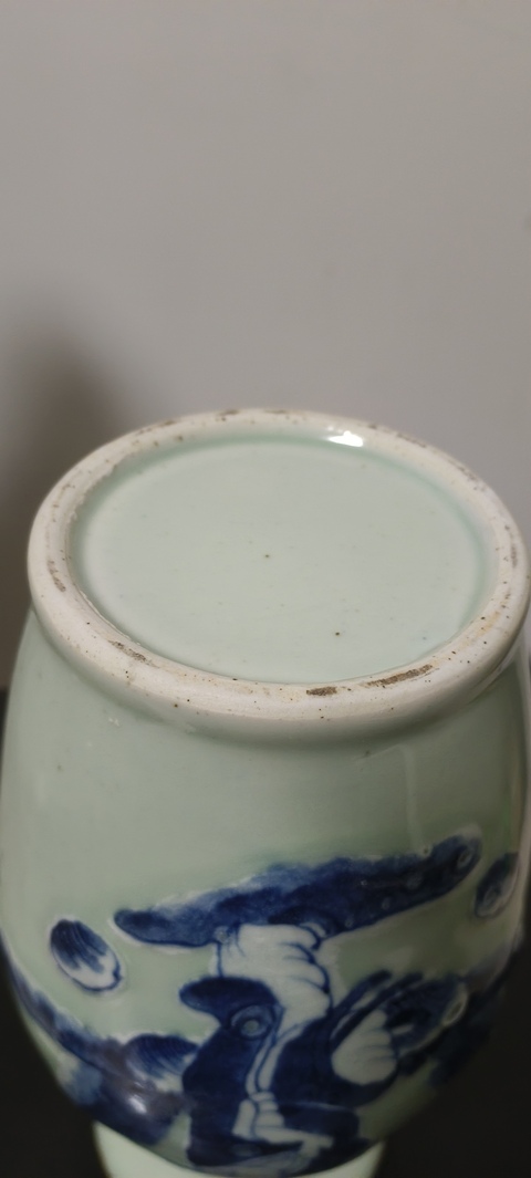 古玩陶瓷豆青釉青花瓶真品鑒賞圖