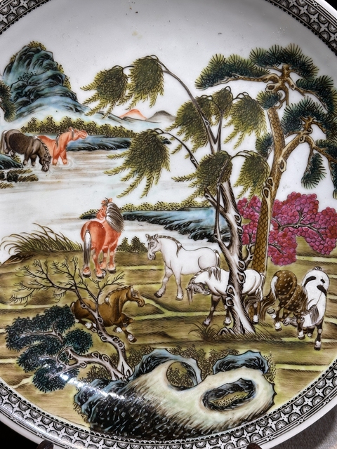 古玩陶瓷粉彩八駿圖大盤真品鑒賞圖