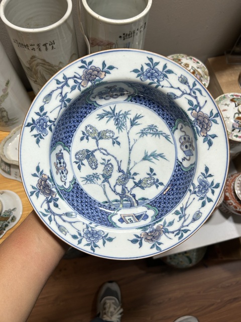 古玩陶瓷斗彩花卉盤真品鑒賞圖