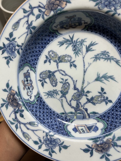 古玩陶瓷斗彩花卉盤真品鑒賞圖