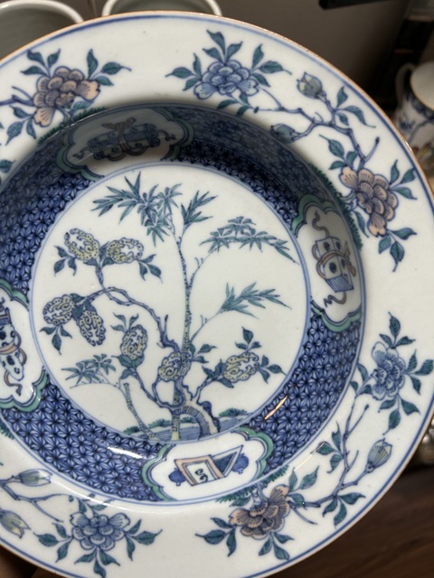 古玩陶瓷斗彩花卉盤真品鑒賞圖