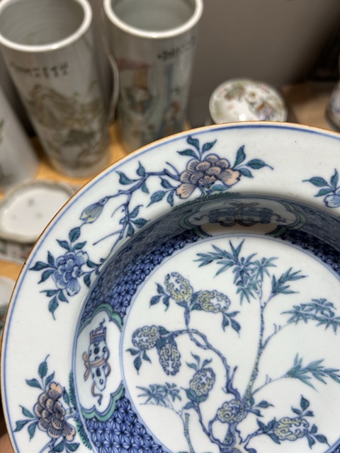 古玩陶瓷斗彩花卉盤真品鑒賞圖