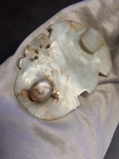 古玩玉器明代·白玉馬上封侯帶扣真品鑒賞圖