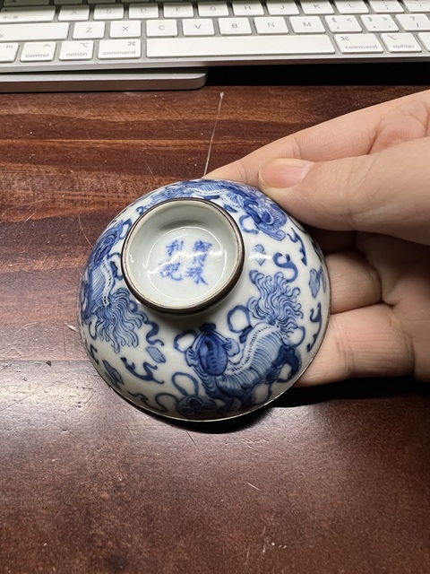 古玩陶瓷飄帶繡球獅子紋青花蓋杯真品鑒賞圖