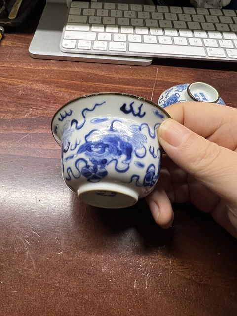 古玩陶瓷飄帶繡球獅子紋青花蓋杯真品鑒賞圖