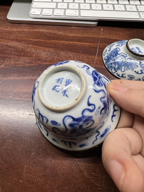 古玩陶瓷飄帶繡球獅子紋青花蓋杯真品鑒賞圖