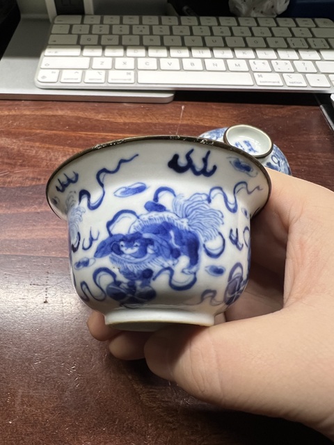 古玩陶瓷飄帶繡球獅子紋青花蓋杯真品鑒賞圖