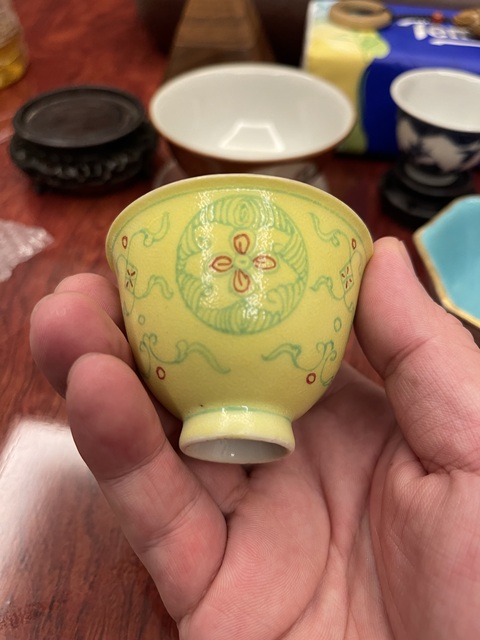古玩陶瓷黃釉地紅綠彩團花紋杯真品鑒賞圖