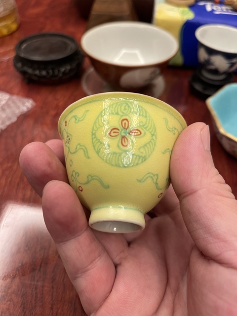 古玩陶瓷黃釉地紅綠彩團花紋杯真品鑒賞圖
