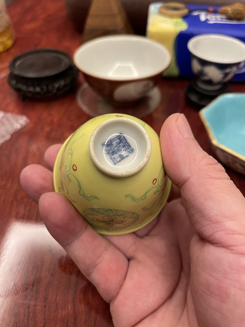 古玩陶瓷黃釉地紅綠彩團花紋杯真品鑒賞圖