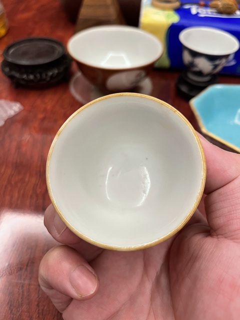 古玩陶瓷黃釉地紅綠彩團花紋杯真品鑒賞圖