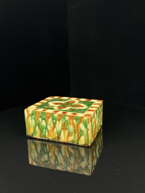 古玩陶瓷三彩刻花脈枕真品鑒賞圖