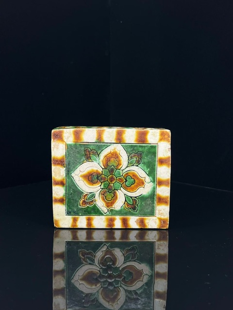 古玩陶瓷三彩刻花脈枕真品鑒賞圖