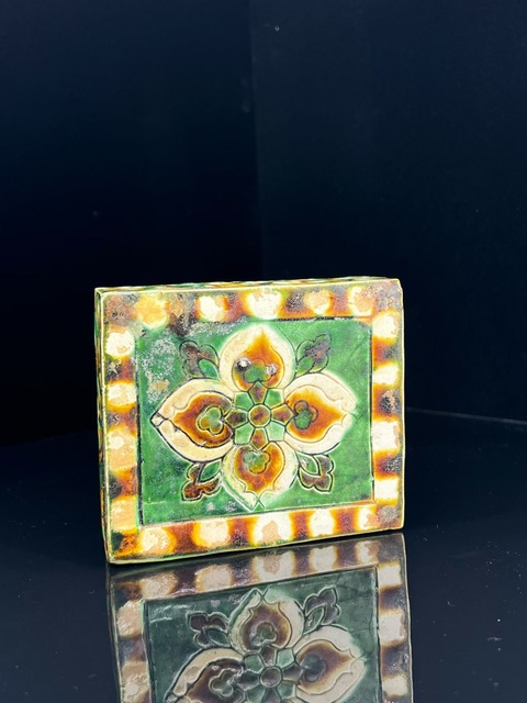 古玩陶瓷三彩刻花脈枕真品鑒賞圖