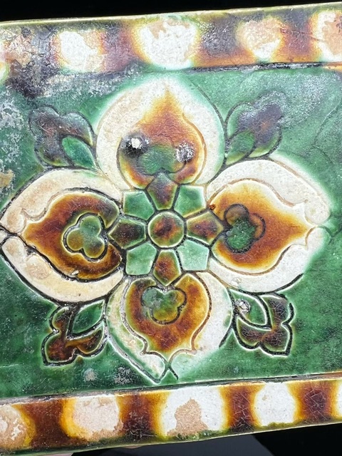 古玩陶瓷三彩刻花脈枕真品鑒賞圖