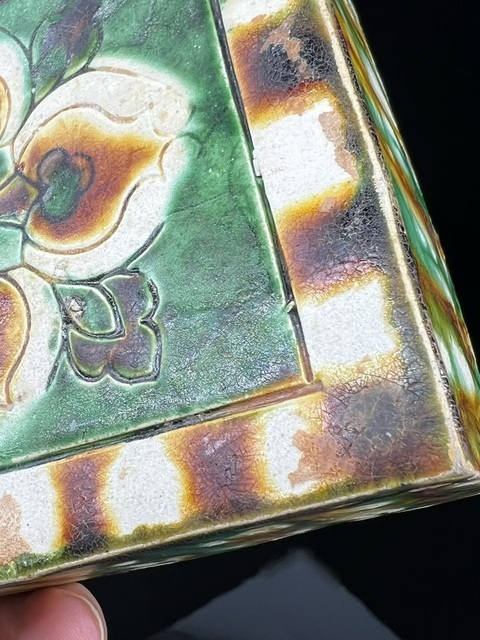 古玩陶瓷三彩刻花脈枕真品鑒賞圖