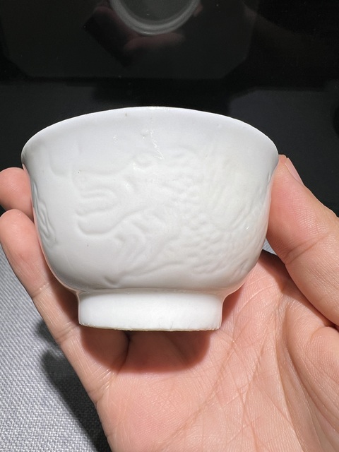 古玩陶瓷（清末民初）白釉暗刻云龍紋壓手杯拍賣，當前價格888元