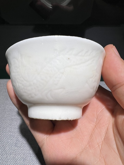 古玩陶瓷（清末民初）白釉暗刻云龍紋壓手杯拍賣，當前價格888元