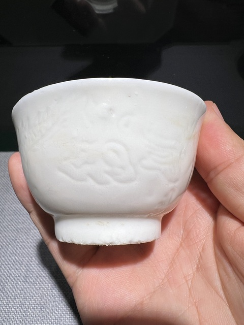 古玩陶瓷（清末民初）白釉暗刻云龍紋壓手杯拍賣，當前價格888元