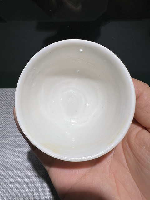 古玩陶瓷（清末民初）白釉暗刻云龍紋壓手杯拍賣，當前價格888元