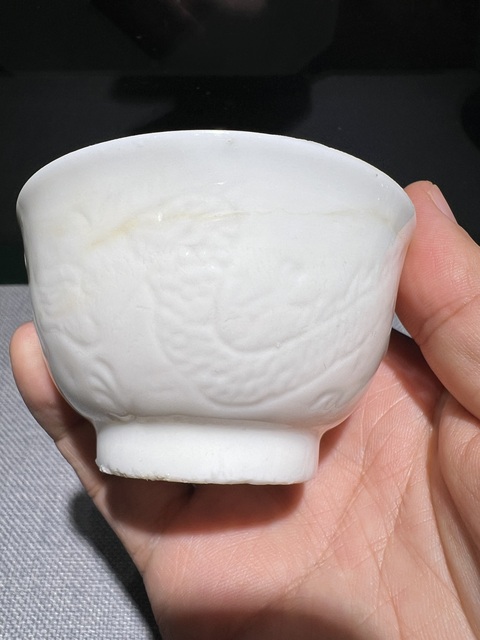 古玩陶瓷（清末民初）白釉暗刻云龍紋壓手杯拍賣，當前價格888元