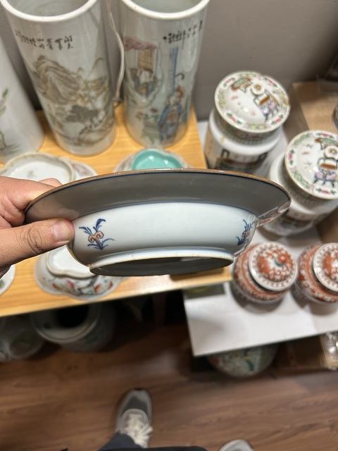 古玩陶瓷斗彩花卉盤真品鑒賞圖