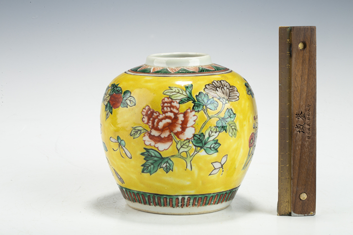 古玩陶瓷清晚·黃地五彩花卉紋罐真品鑒賞圖