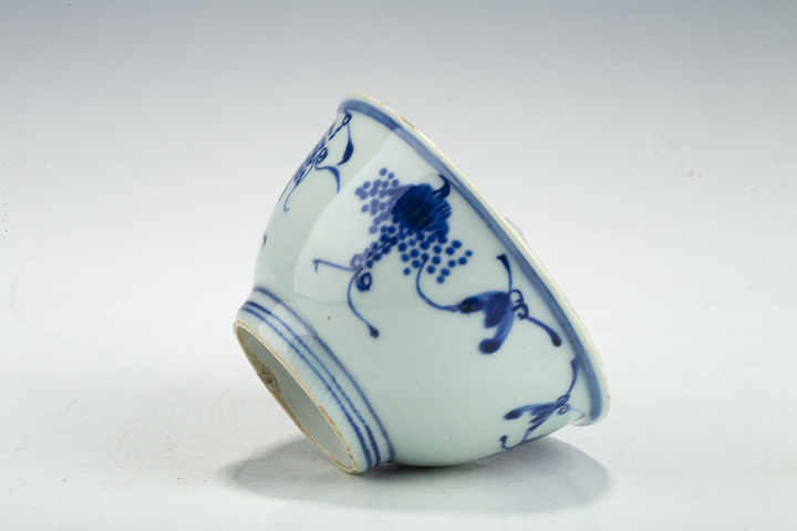 古玩陶瓷明晚·青花葡萄紋碗真品鑒賞圖