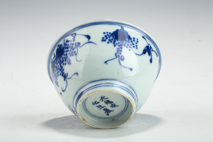 古玩陶瓷明晚·青花葡萄紋碗真品鑒賞圖