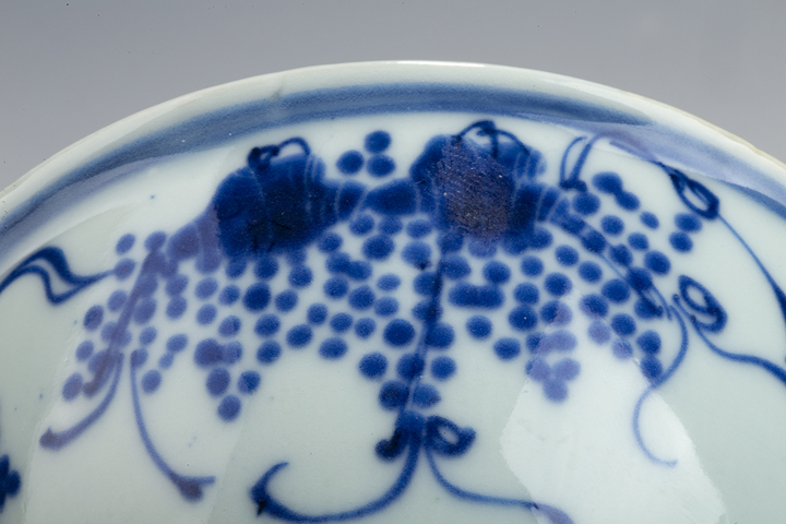 古玩陶瓷明晚·青花葡萄紋碗真品鑒賞圖