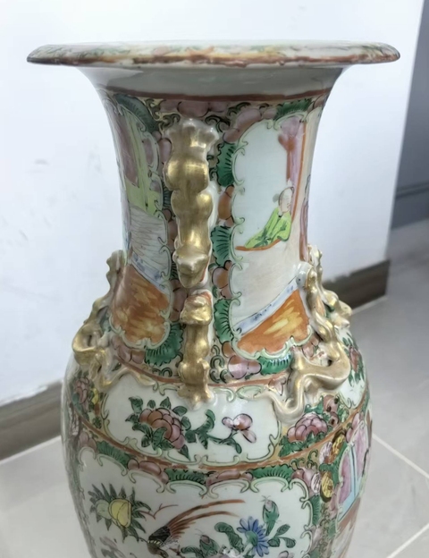 古玩陶瓷清晚·廣彩開窗人物花鳥紋堆塑螭龍獅耳瓶真品鑒賞圖