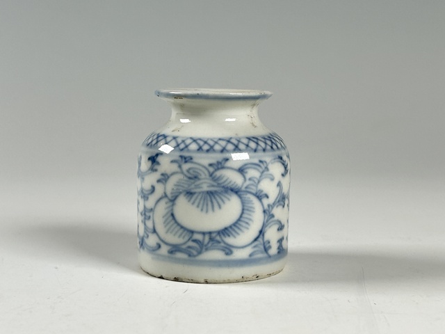 古玩陶瓷清中期·青花纏枝花卉紋水呈真品鑒賞圖