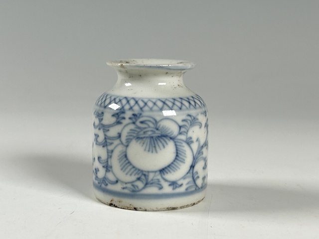 古玩陶瓷清中期·青花纏枝花卉紋水呈真品鑒賞圖